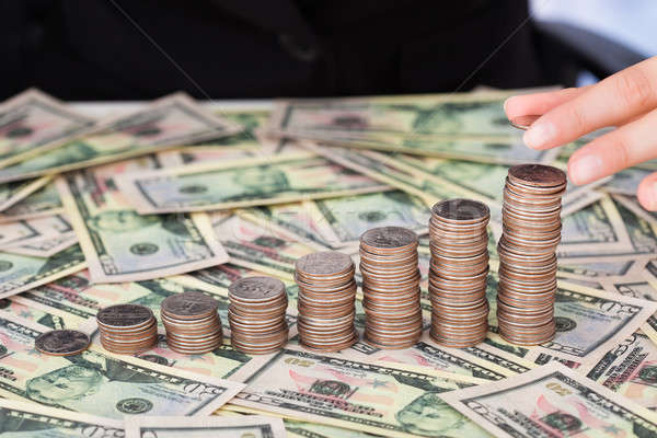 Mujer de negocios monedas gráfico de barras imagen negocios dinero Foto stock © AndreyPopov