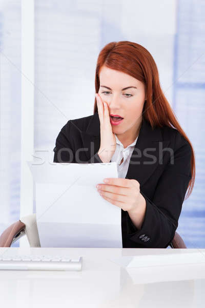 Stock foto: Schockiert · Geschäftsfrau · schauen · Rechnung · jungen · arbeiten