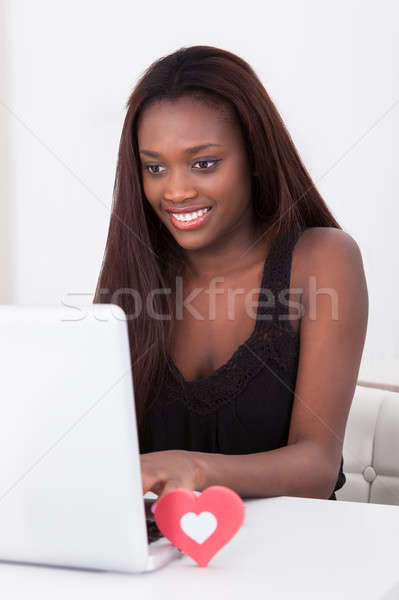 Mulher namoro on-line laptop casa sorridente Foto stock © AndreyPopov