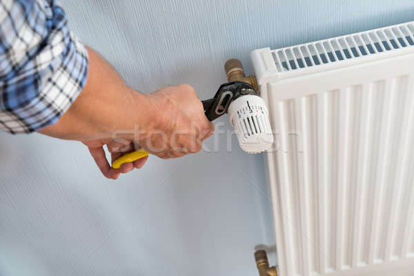 Hydraulik radiator klucz mężczyzna Zdjęcia stock © AndreyPopov