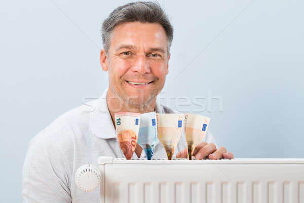 男子 歐元 筆記 散熱器 肖像 快樂 商業照片 © AndreyPopov
