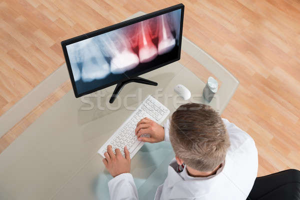 [[stock_photo]]: Dentiste · regarder · xray · ordinateur · jeunes · Homme