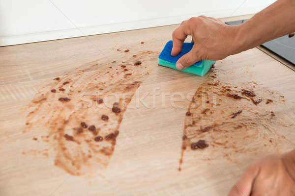 Człowiek czyszczenia blacie kuchennym gąbki obraz strony Zdjęcia stock © AndreyPopov