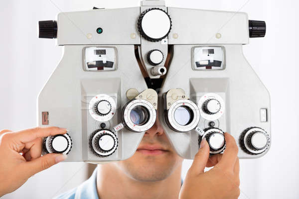 Foto stock: Optometrista · paciente · mão · jovem · masculino