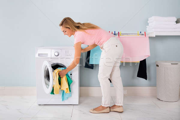 Mujer sonriente ropa lavadora utilidad habitación mujer Foto stock © AndreyPopov