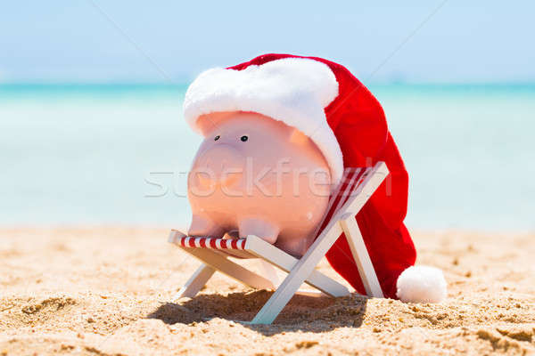 Banku piggy Święty mikołaj hat pokład krzesło różowy Zdjęcia stock © AndreyPopov