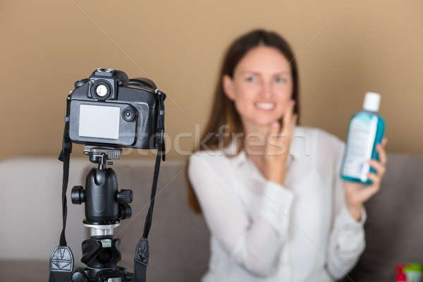 Foto stock: Femenino · blogger · producto · cámara · de · vídeo · sonriendo