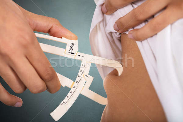Mujer estómago grasa primer plano mano cuerpo Foto stock © AndreyPopov