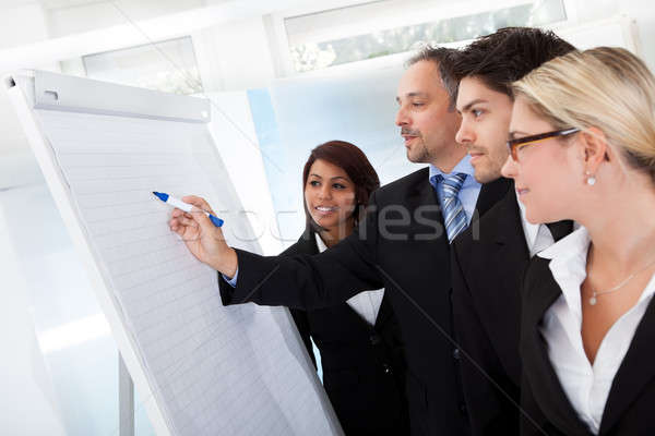 Grupo pessoas de negócios apresentação olhando gráfico flipchart Foto stock © AndreyPopov