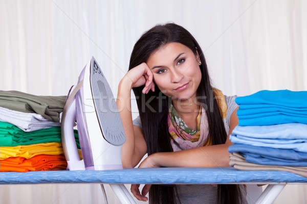 Up Hausfrau Träumerei Sitzung sauber Wäsche Stock foto © AndreyPopov