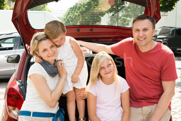 Gelukkig gezin auto buitenshuis shot familie Stockfoto © AndreyPopov