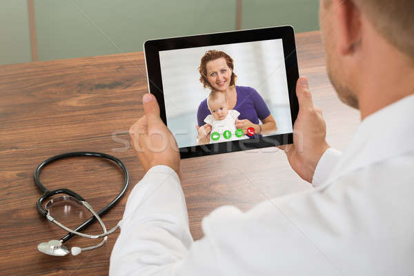 醫生 說 病人 筆記本電腦 視頻 交談 商業照片 © AndreyPopov