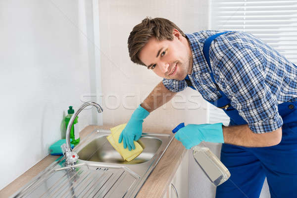 Foto stock: Trabajador · limpieza · fregadero · cocina · habitación · jóvenes