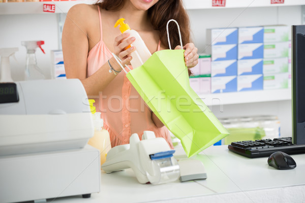 Sprzedawczyni produktu worek kasa Licznik młodych Zdjęcia stock © AndreyPopov
