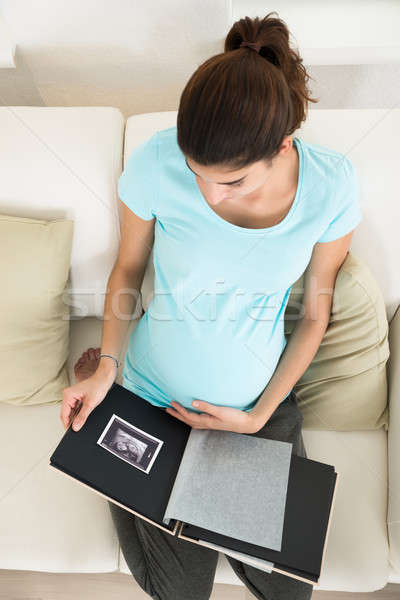 Kobieta w ciąży patrząc ultradźwięk skanować widoku Zdjęcia stock © AndreyPopov