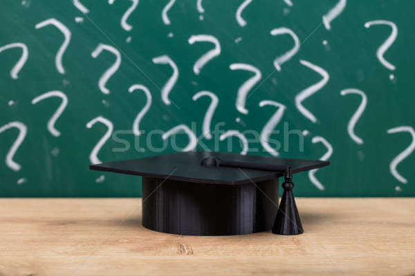 Afstuderen hoed houten bureau zwarte schoolbord Stockfoto © AndreyPopov