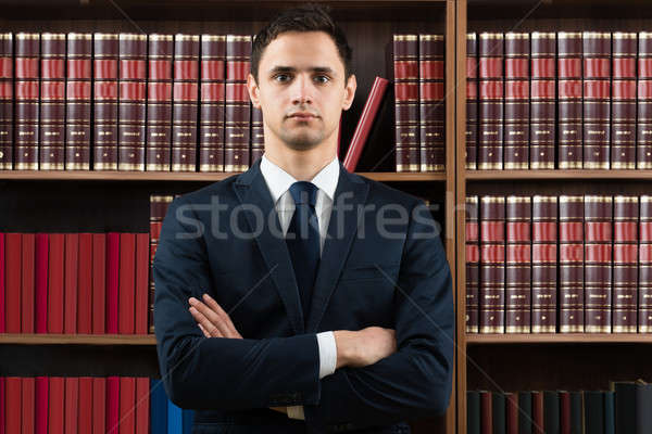 ügyvéd áll keresztbe tett kar könyvespolc portré férfi Stock fotó © AndreyPopov
