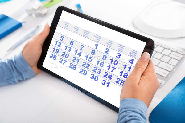 Mujer mirando calendario digital tableta primer plano Foto stock © AndreyPopov