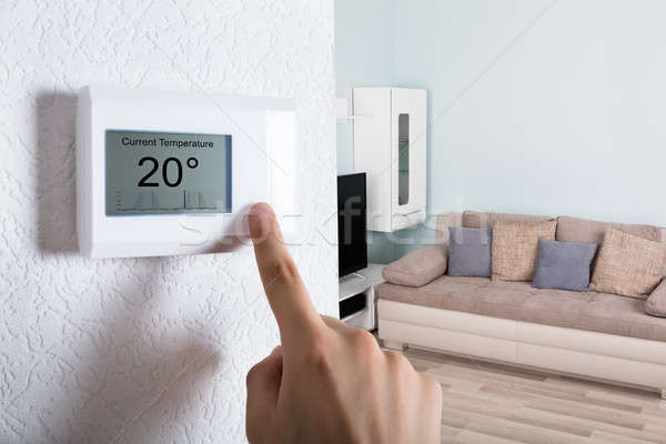 Stok fotoğraf: El · dijital · termostat · ev
