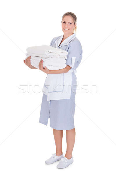 Feliz jovem empregada toalhas branco Foto stock © AndreyPopov