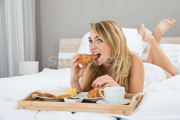 Stockfoto: Vrouw · ontbijt · foto · jonge · vrouw · slaapkamer · koffie