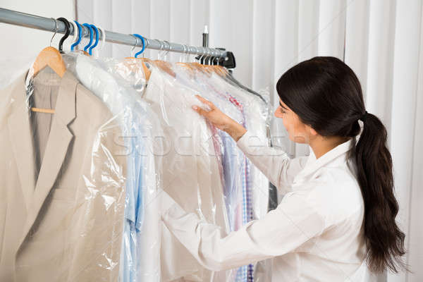 Stockfoto: Vrouw · naar · kleding · winkel · jonge · gelukkig