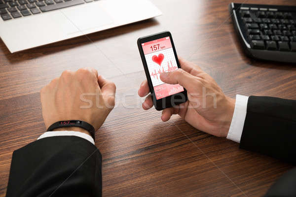 商人 心臟率 智能 手機 顯示 商業照片 © AndreyPopov