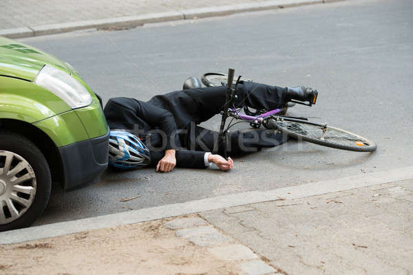 Mannelijke fietser auto ongeval weg bewusteloos Stockfoto © AndreyPopov