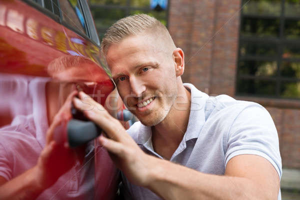 Sonriendo hombre coche nuevo primer plano jóvenes coche Foto stock © AndreyPopov