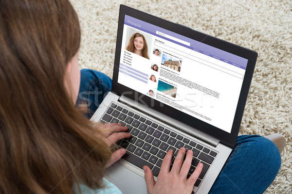 Lány beszélget társasági weboldal közelkép laptop Stock fotó © AndreyPopov