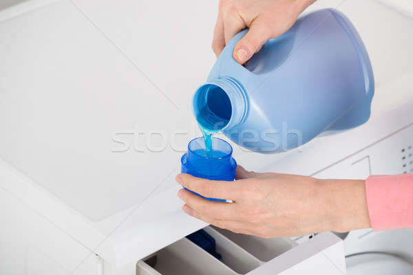 Femeie mână detergent albastru sticlă Imagine de stoc © AndreyPopov