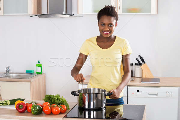 Vrouw koken maaltijd keuken jonge gelukkig Stockfoto © AndreyPopov