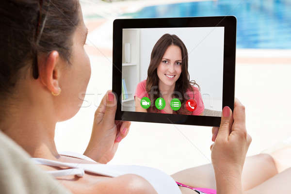 Mujer vídeo amigo digital tableta Foto stock © AndreyPopov