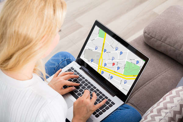 Stockfoto: Vrouw · gps · kaart · laptop · navigatie