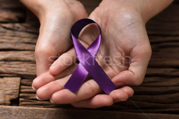 Menselijke hand tonen violet lint ondersteuning borstkanker Stockfoto © AndreyPopov