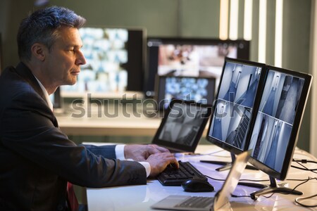Geschäftsmann schauen cCTV Kamera Seitenansicht Stock foto © AndreyPopov