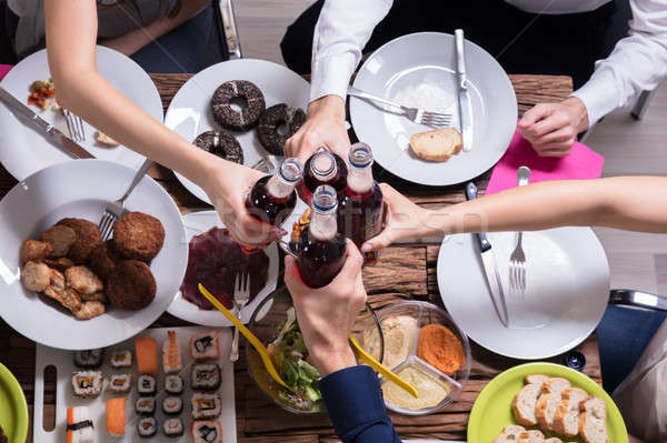 Stockfoto: Vrienden · vieren · flessen · limonade · drinken · groep