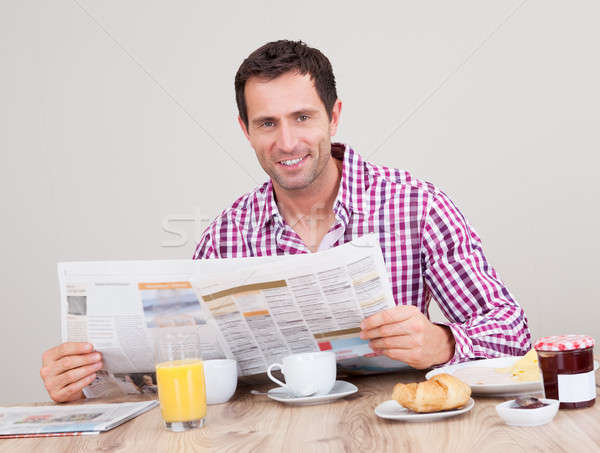 Foto stock: Moço · leitura · jornal · café · da · manhã · retrato