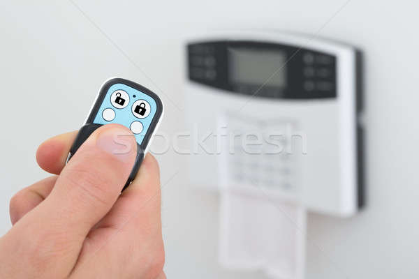 Primer plano persona seguridad alarma control remoto mano Foto stock © AndreyPopov
