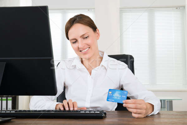 Stockfoto: Zakenvrouw · creditcard · computer · jonge · bureau
