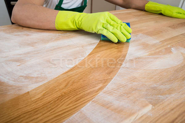 Człowiek czyszczenia pyłu drewniany stół obraz domu Zdjęcia stock © AndreyPopov