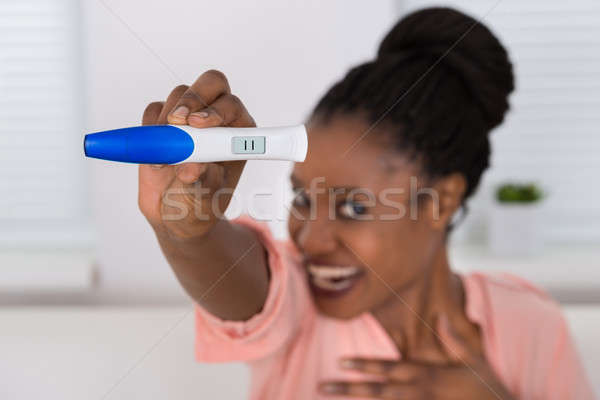 Donna sorridente test di gravidanza primo piano sorriso home Foto d'archivio © AndreyPopov
