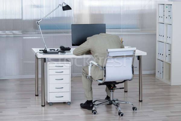 Zdjęcia stock: Zmęczony · biznesmen · snem · biurko · biuro · widok · z · tyłu