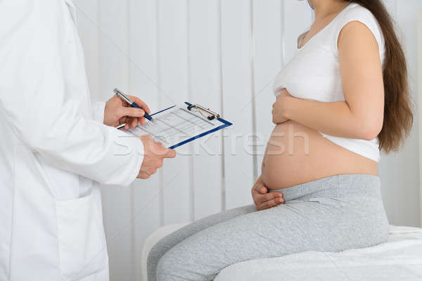 Medic reteta femeie spital gravidă femeie Imagine de stoc © AndreyPopov