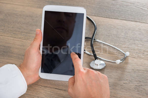 Doktor dijital tablet el stetoskop Stok fotoğraf © AndreyPopov