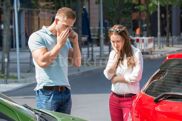 Hombre teléfono móvil coche colisión triste joven Foto stock © AndreyPopov