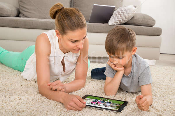 Moeder zoon kijken film digitale tablet Stockfoto © AndreyPopov