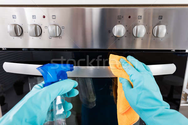 Foto stock: Limpieza · horno · cocina · primer · plano · mano