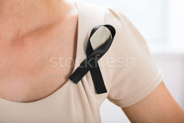 Femeie negru panglică sprijini cancerul de san cauza Imagine de stoc © AndreyPopov