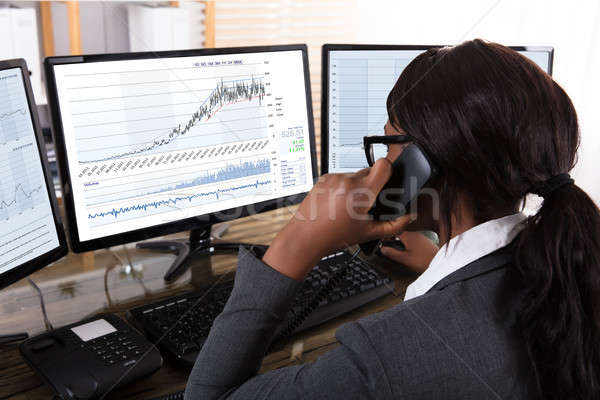 Aktienmarkt Broker sprechen Telefon weiblichen Graphen Stock foto © AndreyPopov